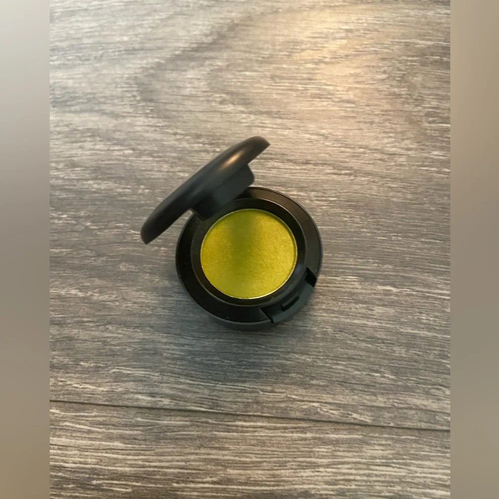 MAC Long Wearing 8 Hours Highly Pigmented Pressed Eyeshadow- Eyepopping /Satin - Picture 2 of 7